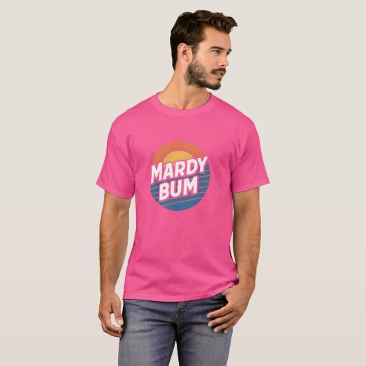 Mardy Bum Funny Slang UK Graphic voor Grumpy Frien T-shirt (Voorkant volledig)