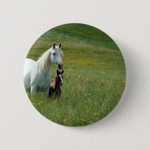 Mare en Foal in Tall Grass Ronde Button 5,7 Cm
