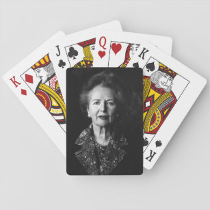 Margaret Thatcher die kaarten speelt (zwart en wit