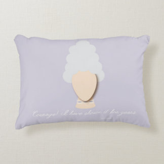 Marie Antoinette "Courage!" Accent Pillow Decoratief Kussen