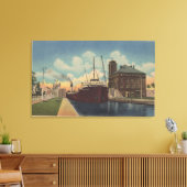 Marie, MI - Uitzicht van Freighter die MacArthur v Canvas Afdruk (Insitu (Woonkamer))