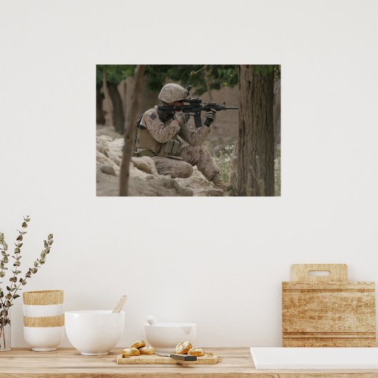 Marien op punt tijdens patrol poster (Keuken)