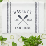 Mariene en Witte Rustic Oars Specialized Lake Hous Theedoek<br><div class="desc">Pas de keuken van je meerhok aan met deze schattige,  gepersonaliseerde handdoek met je familienaam of huisnaam en het jaar dat je hebt ingesteld in een rijke blauw-jager met een paar oorlogen.</div>