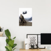 Mariene Waits voor CH-47 Chinook Helicopter Poster (Thuiskantoor)
