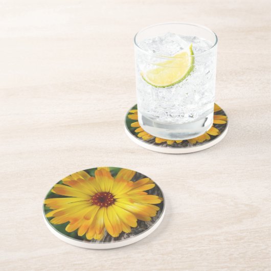 marigold op log zandsteen onderzetter (Zijkant)
