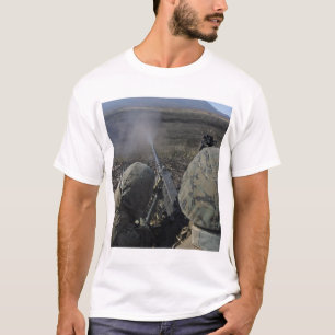Marijnen branden een pistool M2 50 kaliber machine T-shirt