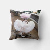 Marilyn Monroe pose in Witte rok door fubby. Kussen (Achterkant)