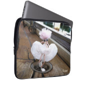 Marilyn Monroe pose in Witte rok door fubby. Laptop Sleeve (Voorkant Rechts)