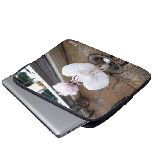 Marilyn Monroe pose in Witte rok door fubby. Laptop Sleeve (Voorkant onderkant)