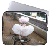 Marilyn Monroe pose in Witte rok door fubby. Laptop Sleeve (Voorkant)