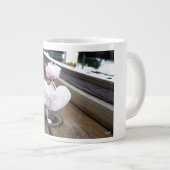 Marilyn Monroe pose in Witte rok Grote Koffiekop (Voorkant rechts)