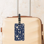 Marine blauw crème bloem patroon retro bagagelabel<br><div class="desc">Een marineblauwe achtergrond met een retro stijl bloemenpatroon in wit en crème. Personaliseer en voeg uw monogram letter,  initiaal. Uw contactgegevens op de achterkant.</div>