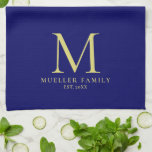 Marine Blauw Effen Kleur Goud Monogrammed Familien Theedoek<br><div class="desc">Custom Upload Voeg uw foto of Logo tekst Elegant Schattige Monogram Keuken & Eten / Tafel & Keukenlinnen / Initiaal Familienaam Sjabloon Goud Monogram Marineblauw Effen Kleur Keukenhanddoek.</div>