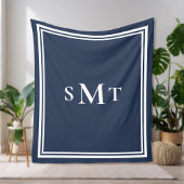 Marine Blauw en Wit Drie Letter Monogram Fleece Deken