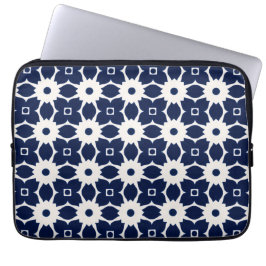 Marine Blauw en Wit Geometrische Bloemen Laptop Sleeve
