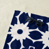 Marine Blauw en Wit Geometrische Bloemen Strandlaken (In situ)