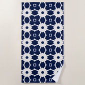 Marine Blauw en Wit Geometrische Bloemen Strandlaken (Voorkant)