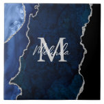 Marine Blauw en Zilver Marmeren Agaat Tegeltje<br><div class="desc">Deze tegel heeft een elegante en glamoureuze agate marmeren achtergrond met geode edelsteen detaillering en faux silver glitter accenten. Het monogram combineert handgeschreven script en moderne schreefloze lettertypen voor een stijlvolle en verfijnde look. Dit maakt het ideale cadeau omdat het kan worden aangepast met een naam en initiaal. De diepblauwe...</div>