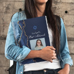 Marine Blauw Goud Agaat Bar Mitzvah Party Gast Notitieboek<br><div class="desc">Elegante marineblauw en gouden agaat versiert de zijkant van dit moderne Bat Mitzvah party guest notitieboek. De naam van je dochter is geschreven in een mooi formeel schrift onder de Davidster. Voeg hun foto toe aan dit ongenode spiraalvormige gastenboek voor een persoonlijke touch. Perfect gastenboek voor een Joods meisje.</div>