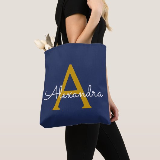 Marine Blauw Goud Naam Girly Script Monogram Moder Tote Bag (Dichtbij)