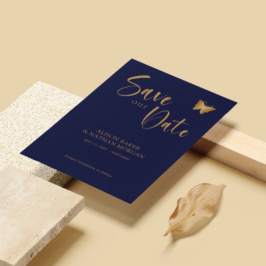 Marine blauw & goud script: Glitter vlinder bruilo Save The Date