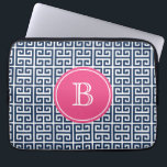 Marine Blauw Grieks Sleutelpatroon Hot Roze Monogr Laptop Sleeve<br><div class="desc">Navy Blauw Grieks Sleutelpatroon Hot Roze Monogram Laptop Mouw.  laptophoes met marineblauw en wit Grieks sleutelpatroon. Personaliseer door uw eigen monogram toe te voegen.</div>