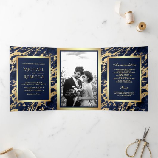 Marine Blauw Marmer Faux Gouden Folie Foto Bruilof Drieluik Uitnodiging (Binnen)