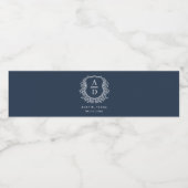 Marine Blauw Monogram Trouwbloem Crest Waterfles Etiket (Enkel label)
