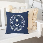 Marine Blauw | Naam buitenkant loods- en ankerplaa Buitenkussen<br><div class="desc">Voeg een coole aanraking aan uw vissersboot,  zeilboot,  jacht of woonboot toe met deze gepersonaliseerde kussens. Klassiek nautisch ontwerp in blauw en wit marineschip bevat de naam van uw vaartuig en het scheepsregister dat in een touw-logo badge met een ankerafbeelding in het midden gebogen is.</div>