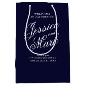 Marine Blauw Script Typografie Bruiloft Welkom Medium Cadeauzakje (Voorkant)