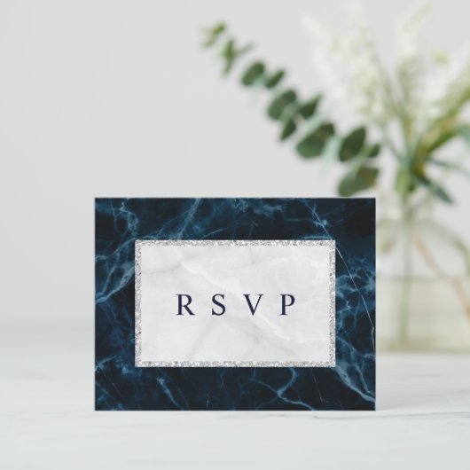 Marine Blauw Wit Marmer Bruiloft RSVP Uitnodiging Briefkaart (Staand voorkant)