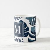 Marine Blauw & Wit Monstera Blad Monogram Koffiemok (Voorkant rechts)