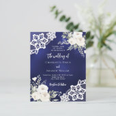 Marine blauw witte kant bloemenbruiloft uitnodigin (Staand voorkant)