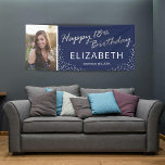 Marine Blauw Zilver 18e Verjaardag Foto Spandoek<br><div class="desc">Moderne 18e verjaardagsfeestbanner met een stijlvolle marineblauwe achtergrond die in elke kleur kan worden gewijzigd,  een foto van de verjaardagsjongen / -meisje,  chique zilveren glitter,  de woorden "happy 18th birthday" in een faux zilveren folie script,  hun naam en de datum.</div>