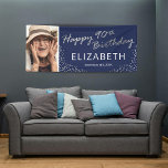 Marine Blauw Zilver 90e Verjaardag Foto Spandoek<br><div class="desc">Moderne negentigste verjaardagsfeestbanner met een trendy marineblauwe achtergrond die in elke kleur kan worden veranderd,  een foto van de verjaardagsjongen / -meisje,  zilveren glitter,  de woorden "happy 90th birthday" in een faux silver folie-script,  hun naam en de datum.</div>