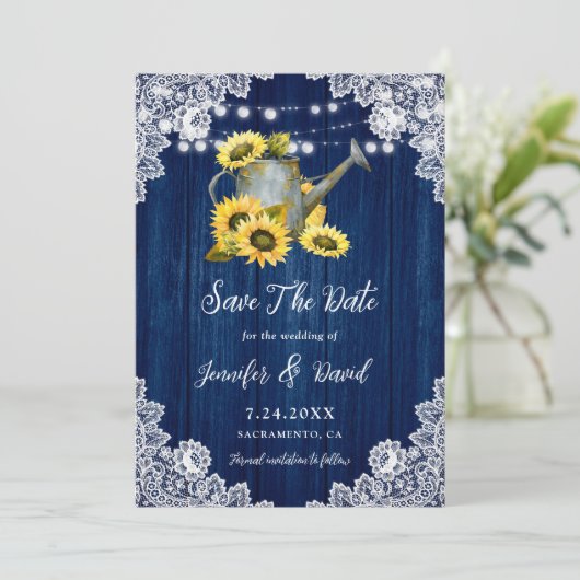 Marine Blauw Zonnebloem Hout Watering Can Wedding Save The Date (Staand voorkant)