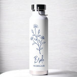 Marine Blauwe Bruid Hand Bloemen Bachelorette Waterfles<br><div class="desc">Vier in stijl met onze naam Hand Geschreven Bachelorette Bruids Party Thermal Wine Tumbler. Met een elegant, gepersonaliseerd script ontwerp, is deze tuimelaar perfect om dranken op de ideale temperatuur te houden tijdens uw bruidsfeesten. Gemaakt van hoogwaardige, geïsoleerde materialen, het is net zo praktisch als chic. Ideaal voor vrijgezellenfeesten, vrijgezellenfeesten...</div>