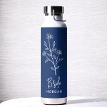 Marine Blauwe Bruid Hand Bloemen Bachelorette Waterfles<br><div class="desc">Vier in stijl met onze naam Hand Geschreven Bachelorette Bruids Party Thermal Wine Tumbler. Met een elegant, gepersonaliseerd script ontwerp, is deze tuimelaar perfect om dranken op de ideale temperatuur te houden tijdens uw bruidsfeesten. Gemaakt van hoogwaardige, geïsoleerde materialen, het is net zo praktisch als chic. Ideaal voor vrijgezellenfeesten, vrijgezellenfeesten...</div>