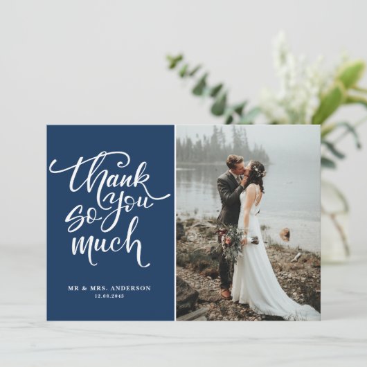 Marine Blauwe Hand Lettered Foto Bruiloft Bedankkaart (Staand voorkant)