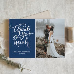 Marine Blauwe Hand Lettered Foto Bruiloft Bedankkaart<br><div class="desc">Geef bedankt aan familie en vrienden om deel uit te maken van uw bruiloft met deze bedankplatte kaart met moderne kalligrafie en bloemmotief met marineblauwe achtergrond. Andere kleuren zijn beschikbaar.</div>