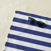 Marine blauwe luifel streep met personalisatie strandlaken (In situ)