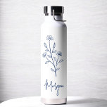 Marine Blauwe Naam Bloemen Bachelorette Bruid Waterfles<br><div class="desc">Vier in stijl met onze naam Hand Geschreven Bachelorette Bruids Party Thermal Wine Tumbler. Met een elegant, gepersonaliseerd script ontwerp, is deze tuimelaar perfect om dranken op de ideale temperatuur te houden tijdens uw bruidsfeesten. Gemaakt van hoogwaardige, geïsoleerde materialen, het is net zo praktisch als chic. Ideaal voor vrijgezellenfeesten, vrijgezellenfeesten...</div>