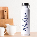 Marine Blauwe Naam Handgeschreven Script Custom Waterfles<br><div class="desc">Een trendy marineblauwe gepersonaliseerde monogram waterfles voor een meisje of man die houdt van eenvoudige,  handgeschreven geschenken. Mooi cursief schrift aan de zijkant van je flesje dat jouw naam uitspreekt.</div>