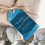 Marine Blue Geo Script Hanukkah Cadeaulabel<br><div class="desc">Dress je Hanoekagiften op met deze elegante,  moderne labels in levendig zeeblauw. De overlappende geometrische vormen in gradiëntschaduwen van donker blauwgroen verstrekken de perfecte achtergrond voor "Happy Hanukkah"in moderne witte handgeschreven stijltypografie en twee lijnen van uw douanetekst.</div>