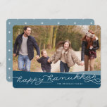 Marine Blue Geo Script | Hanukkah-foto Feestdagenkaart<br><div class="desc">Deel Hanukkah-groeten met vrienden en familie met onze elegante en moderne Hanukkah-fotokaart,  met uw favoriete foto met overlappende banden diepzeeblauw en Happy Hanukkah in moderne,  handgeschreven stijl typografie. Pas uw familienaam of aangepaste groet aan.</div>