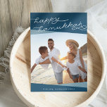 Marine Blue Geo Script | Hanukkah-foto Feestdagenkaart<br><div class="desc">Deel Hanukkah-groeten met vrienden en familie met onze elegante en moderne Hanukkah-fotokaart,  met uw favoriete verticale of vierkante foto. Overlappende banden van diepzeeblauw en de boven- en onderkant van de kaart,  met "Happy Hanukkah" in moderne,  handgeschreven stijl typografie. Pas uw familienaam of aangepaste groet aan.</div>