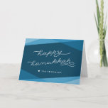 Marine Blue Geo Script | Happy Hanukkah Feestdagen Kaart<br><div class="desc">Verstuur je Hanoeka-wensen met dit elegante en moderne wenskaart in rijk zeeblauw. De overlappende geometrische vormen in gradiëntschaduwen van donker blauwgroen verstrekken de perfecte achtergrond voor "Happy Hanukkah" in moderne witte handgeschreven stijltypografie. Voeg een facultatief binnenbericht toe gebruikend het verstrekte gebied.</div>