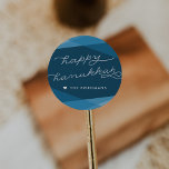 Marine Blue Geo Script | Happy Hanukkah Ronde Sticker<br><div class="desc">Sluit je Hanukkah-kaarten,  geschenken en uitnodigingen af met deze elegante en moderne stickers in het rijke mariene blauw. De overlappende geometrische vormen in gradiëntschaduwen van donker blauwgroen verstrekken de perfecte achtergrond voor "Happy Hanukkah" in moderne witte handgeschreven stijltypografie.</div>