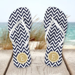 Marine en Gouden Chevron Monogram Teenslippers<br><div class="desc">Aangepast gedrukte flip flop sandalen met een stijlvol modern chevron-patroon en uw aangepaste monogram of andere tekst in een cirkelvormig lijst. Klik aanpassen het om tekstdoopvonten en kleuren te veranderen of uw eigen afbeeldingen toe te voegen om unieke één van een soortontwerp te creëer!</div>