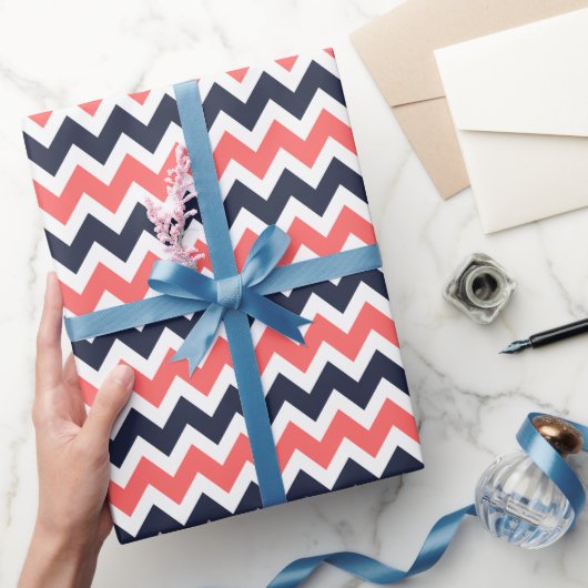 Marine en koraal Zigzag Chevron Stripes Cadeaupapier (Geschenken)